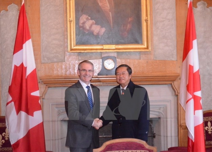 Tại tòa nhà Quốc hội Canada ở thủ đô Ottawa, Ủy viên Trung ương Đảng, Phó Chủ tịch Quốc hội, Đại tướng Đỗ Bá Tỵ hội đàm với với ông Bruce Stanton, Phó Chủ tịch Hạ viện Canada. (Ảnh: Trường Giang/TTXVN)